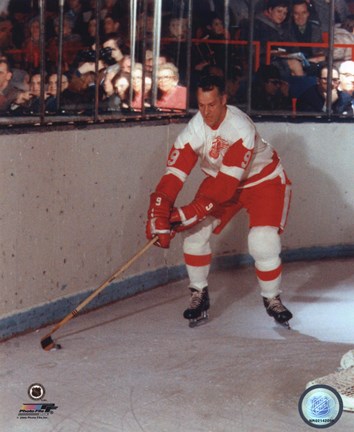 Framed Gordie Howe - Skating with puck Print