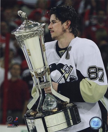 Framed Sidney Crosby With the 2008-09 Prince of Wales Trophy Print