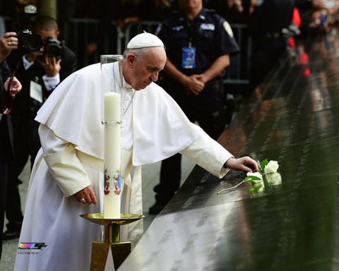 Framed Pope Francis places a white rose on the South Pool of the 9/11 memorial in New York Print