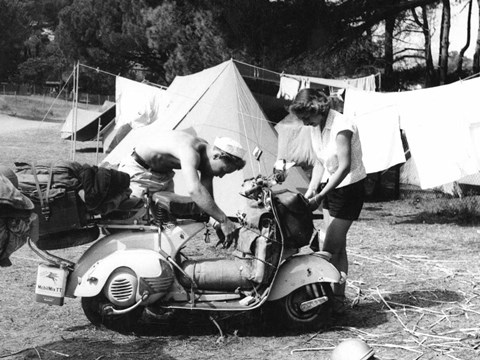 Framed Jeune Couple en Camping, 1960 Print