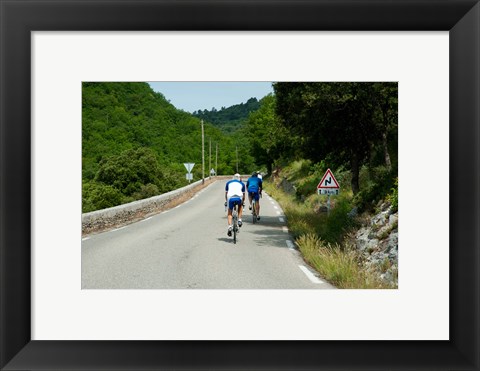 Framed Bicyclists on the road, Bonnieux, Vaucluse, Provence-Alpes-Cote d&#39;Azur, France Print