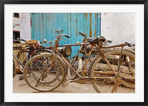 Framed Group of bicycles in alley, Delhi, India Print