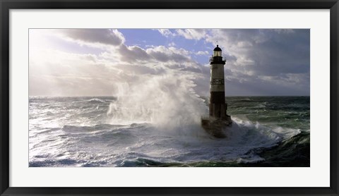 Framed Phare d&#39; Ar-Men pres de l&#39;ile de Sein Print