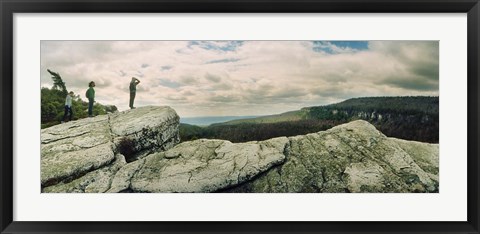 Framed Hikers on flat boulders at Gertrude&#39;s Nose hiking trail in Minnewaska State Park, Catskill Mountains, New York State, USA Print