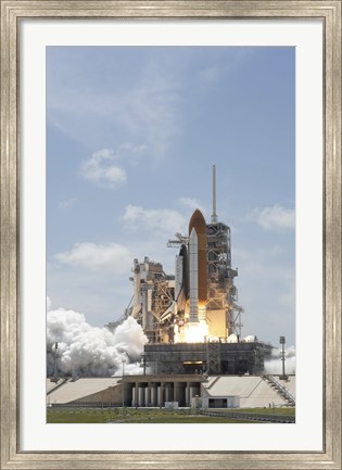 Framed Space shuttle Atlantis lifts off Print