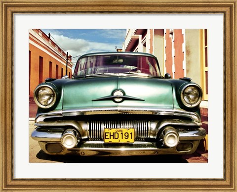 Framed Vintage American Car in Habana, Cuba Print