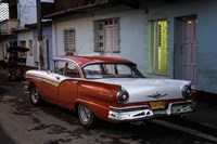 Framed 1950's era Ford Fairlane and colorful buildings, Trinidad, Cuba
