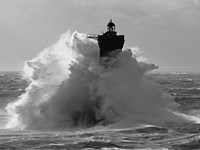 Framed Phare du Four lors d' une Tempete