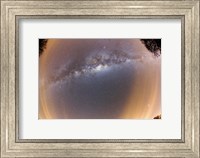Framed Milky Way at zenital position with some thin clouds at the horizon