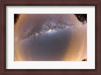 Framed Milky Way at zenital position with some thin clouds at the horizon