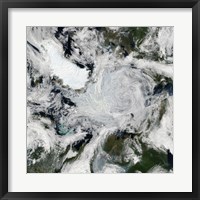 Framed strong storm Lingering in the Center of the Arctic Ocean