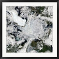 Framed strong storm Lingering in the Center of the Arctic Ocean